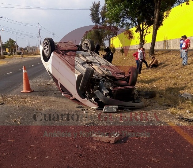 Conductor salva la vida después de volcar en la Vía Corta
